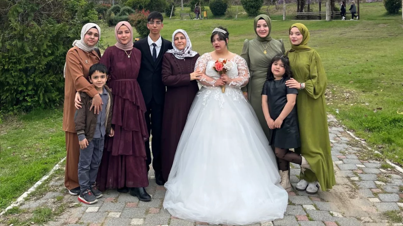 Mahalle el ele verdi, down sendromlu  G&uuml;layfer gelinlik hayaline kavuştu...