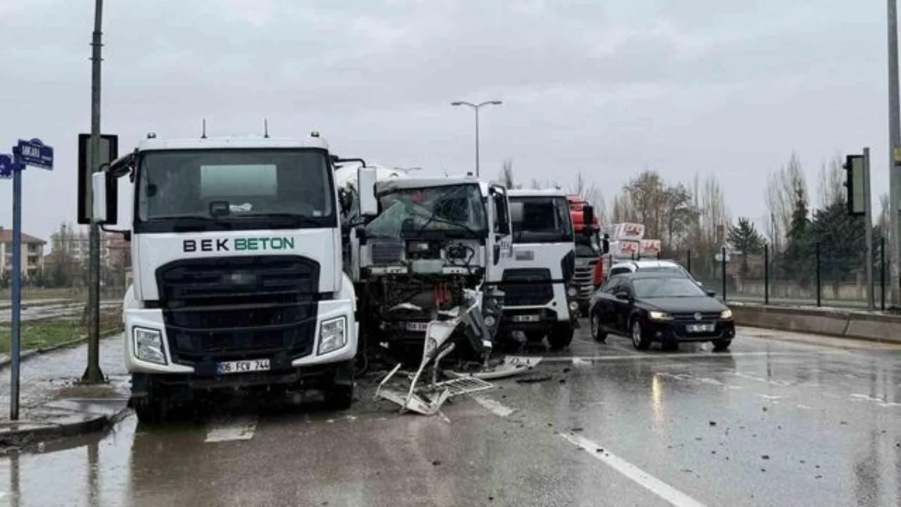 &Uuml;&ccedil; beton mikserleri &ccedil;arpıştı: 1 yaralı