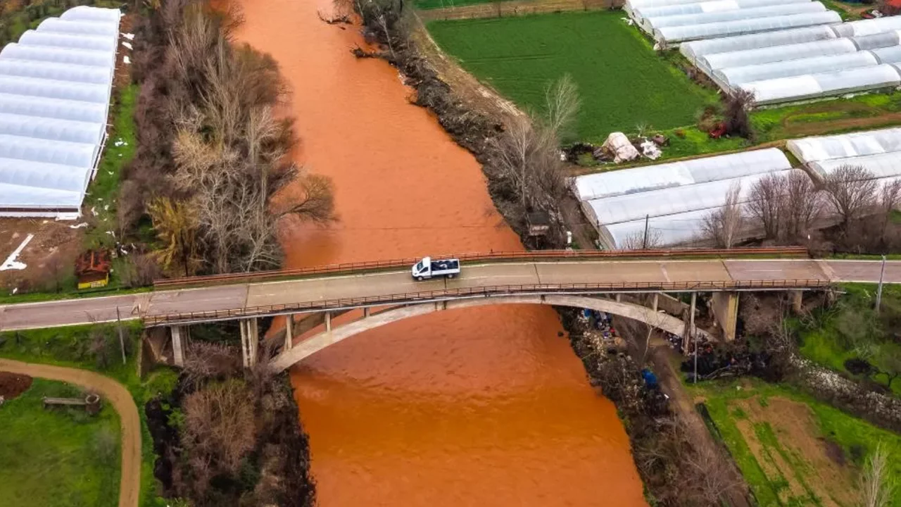 Yağmur yağdı, Sakarya Nehri kahverengiye d&ouml;nd&uuml;!