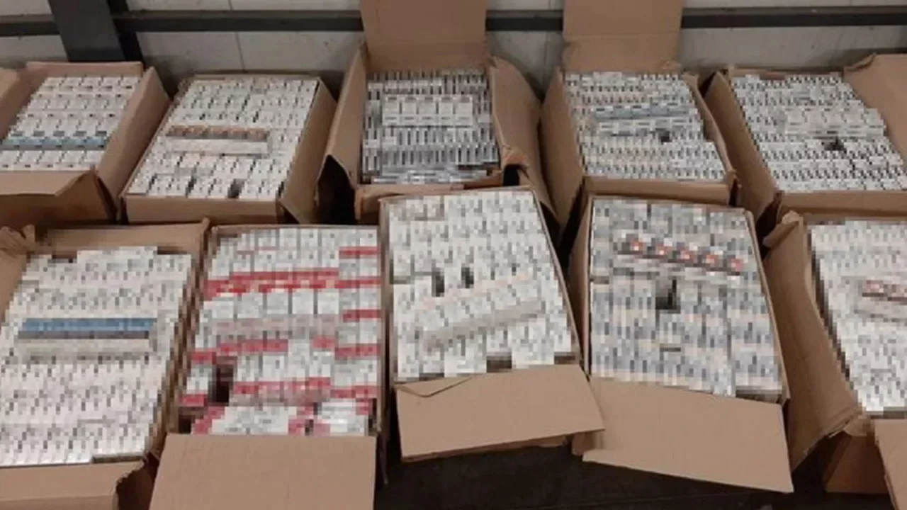 Otob&uuml;s&uuml;n tavan klimasına gizlediler! 45 bin 200 paket sigara g&uuml;mr&uuml;ğe takıldı