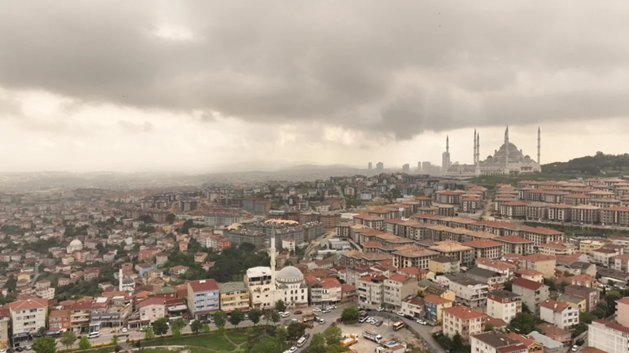 İstanbul'da &ccedil;&ouml;l tozu etkisi: Pazar g&uuml;n&uuml; sona erecek