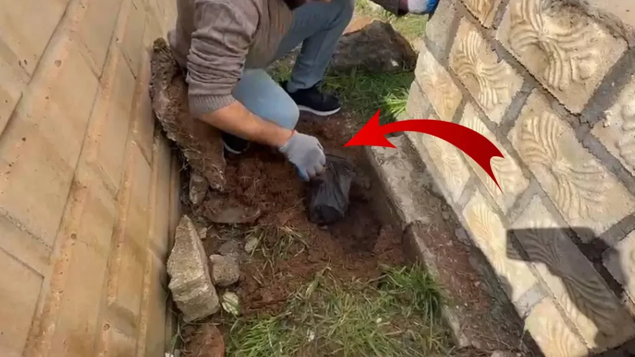 Mezarlıkta toprağa g&ouml;m&uuml;l&uuml; 2 kilo uyuşturucu bulundu