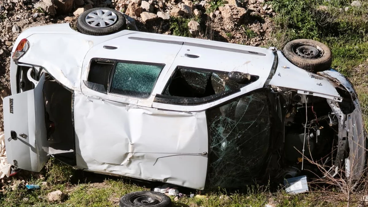 Emniyet şeridindeki kamyonete &ccedil;arpan otomobil boş araziye u&ccedil;tu: 4 yaralı