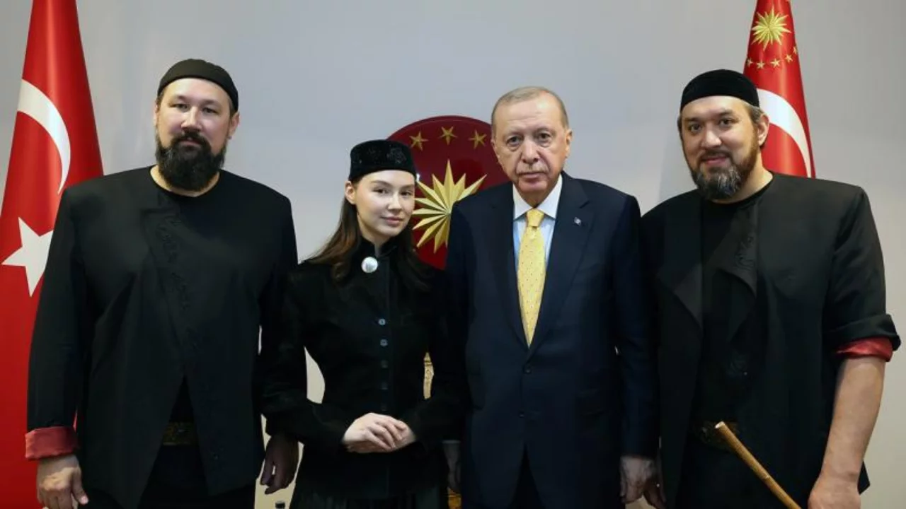 Cumhurbaşkanı Erdoğan, "Ay Yola" m&uuml;zik grubunu kabul etti