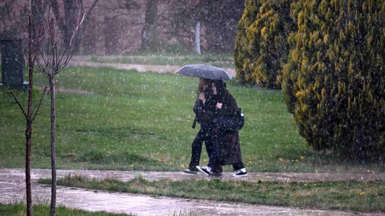 Eskişehir'de yağmur bastırdı, &ouml;ğrenciler şemsiyelere sarıldı