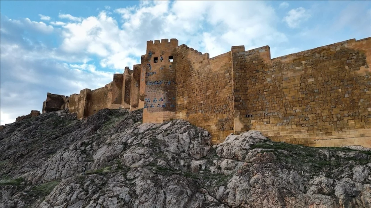 Bayburt Kalesi'nde tarihin g&uuml;n y&uuml;z&uuml;ne &ccedil;ıkarılması i&ccedil;in yeniden harekete ge&ccedil;ildi