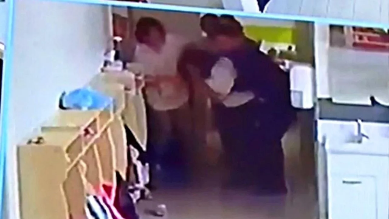 Boğazına yemek ka&ccedil;an &ouml;ğretmenin yardımına meslektaşı koştu
