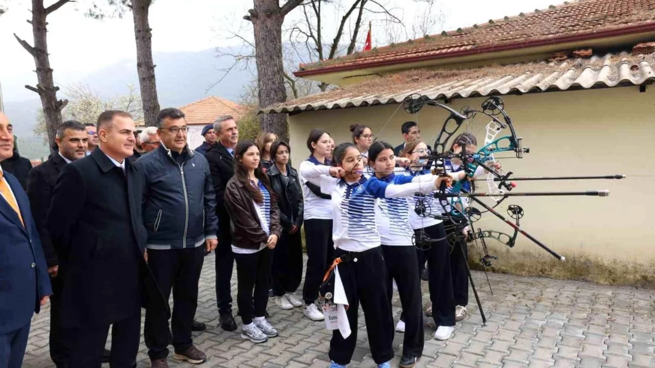 Vali Akbıyık Okçuluk Milli takım antrenörü Sözen'i ziyaret etti