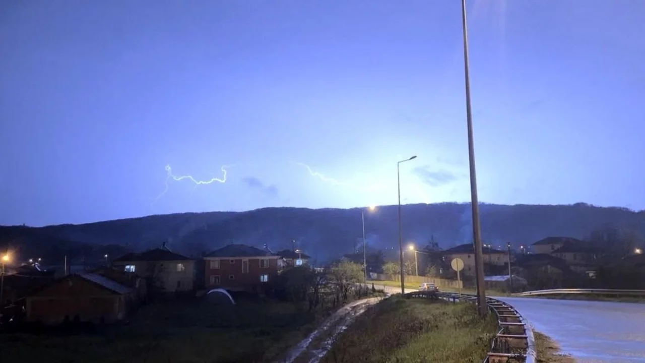 Düzce'de şimşeklerin ardından dolunay mest etti