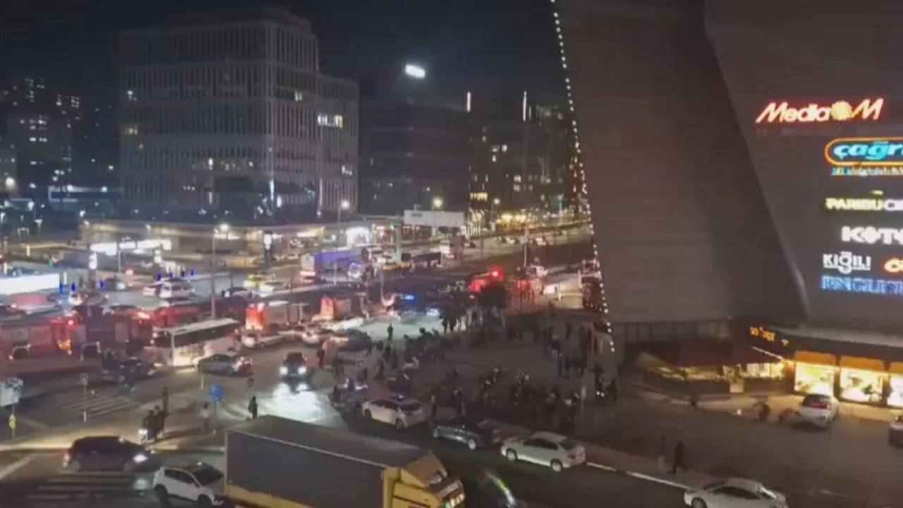 İstanbul'da AVM yangını! Mağazadakiler tahliye edildi...