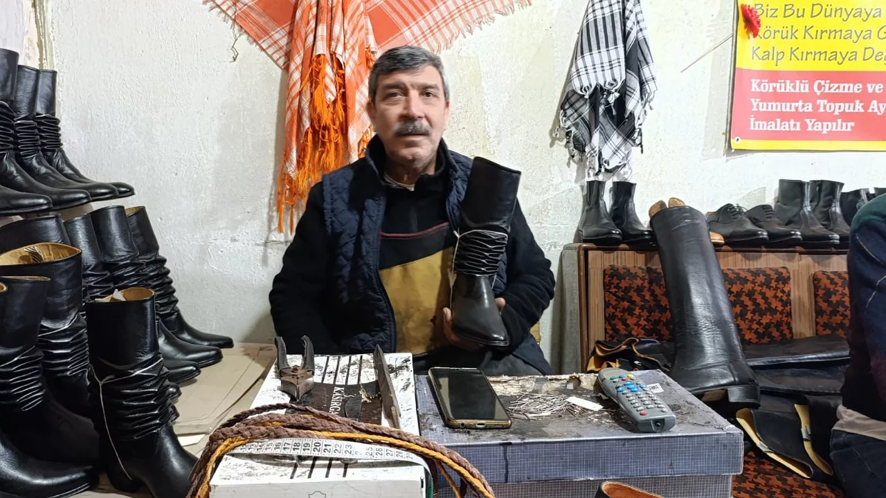 Asırlık kalıplarla k&ouml;r&uuml;kl&uuml; &ccedil;izme &uuml;retiyor