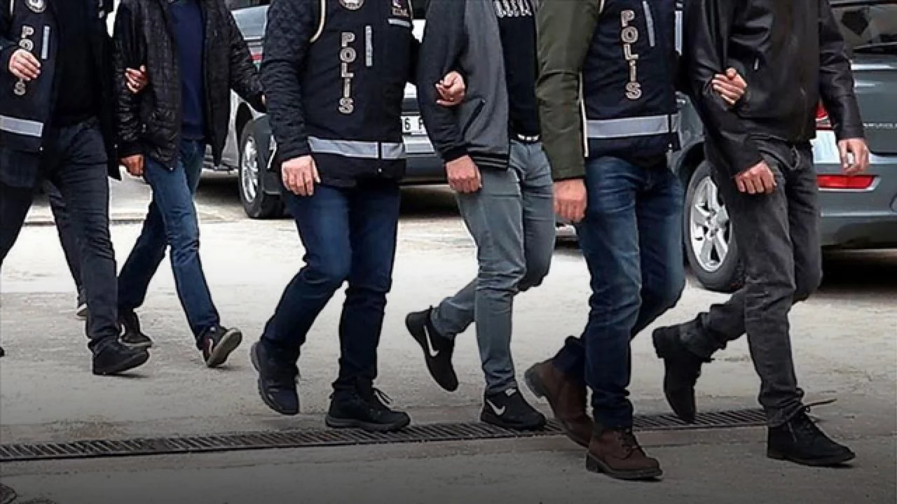 İzmir'de nitelikli dolandırıcılık operasyonu: 32 g&ouml;zaltı