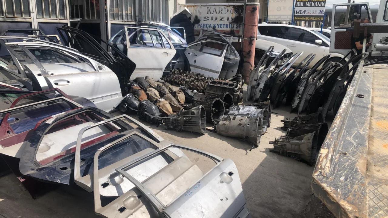 Sakarya'da ka&ccedil;ak oto par&ccedil;a operasyonu: 105 par&ccedil;a ele ge&ccedil;irildi