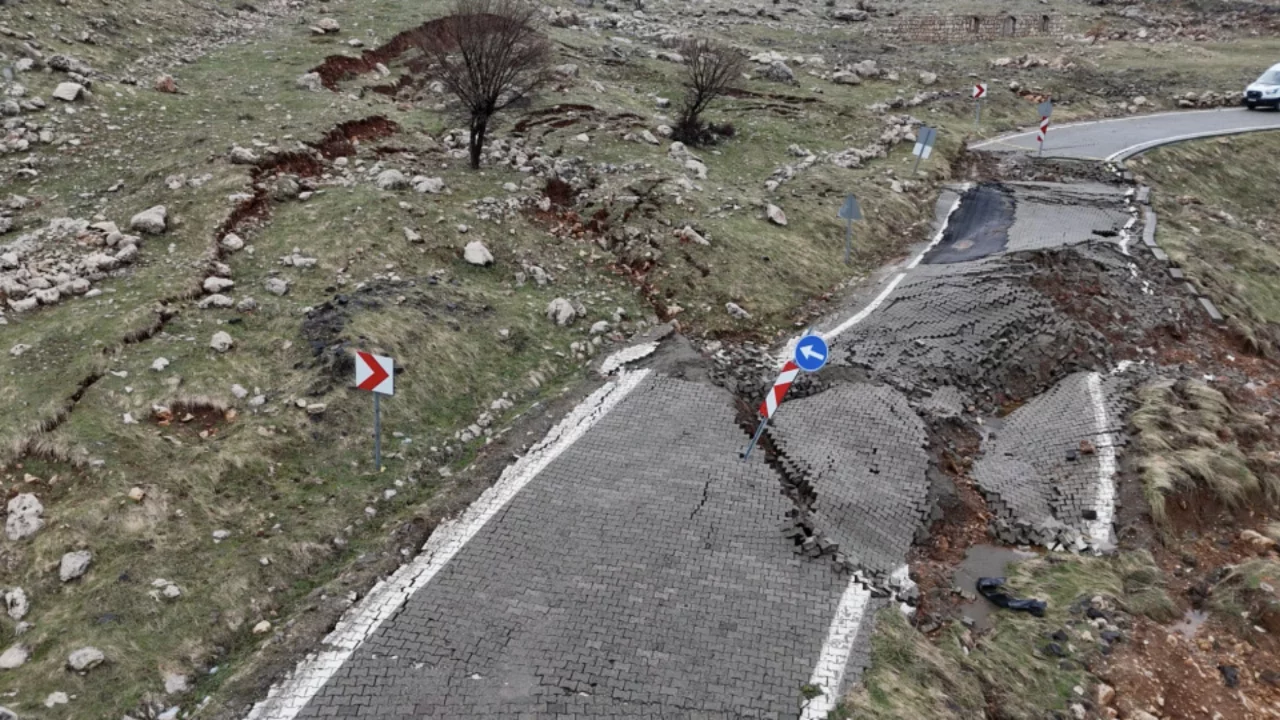 Nemrut Dağı'nda g&ouml;&ccedil;&uuml;k! Yol kapandı!