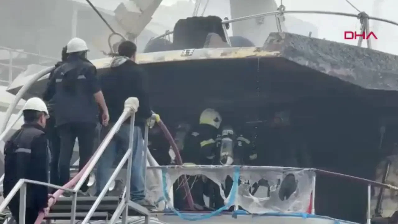 Bodrum tersanesinde yangın: Eski kul&uuml;p başkanının motoryatı alev alev yandı!