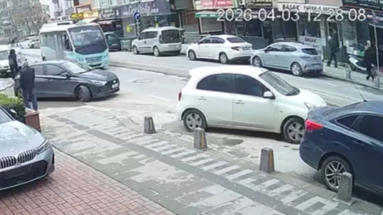 Maltepe'de yolcu minib&uuml;s&uuml; ile otomobil &ccedil;arpıştı: Facianın eşiğinden d&ouml;n&uuml;ld&uuml;