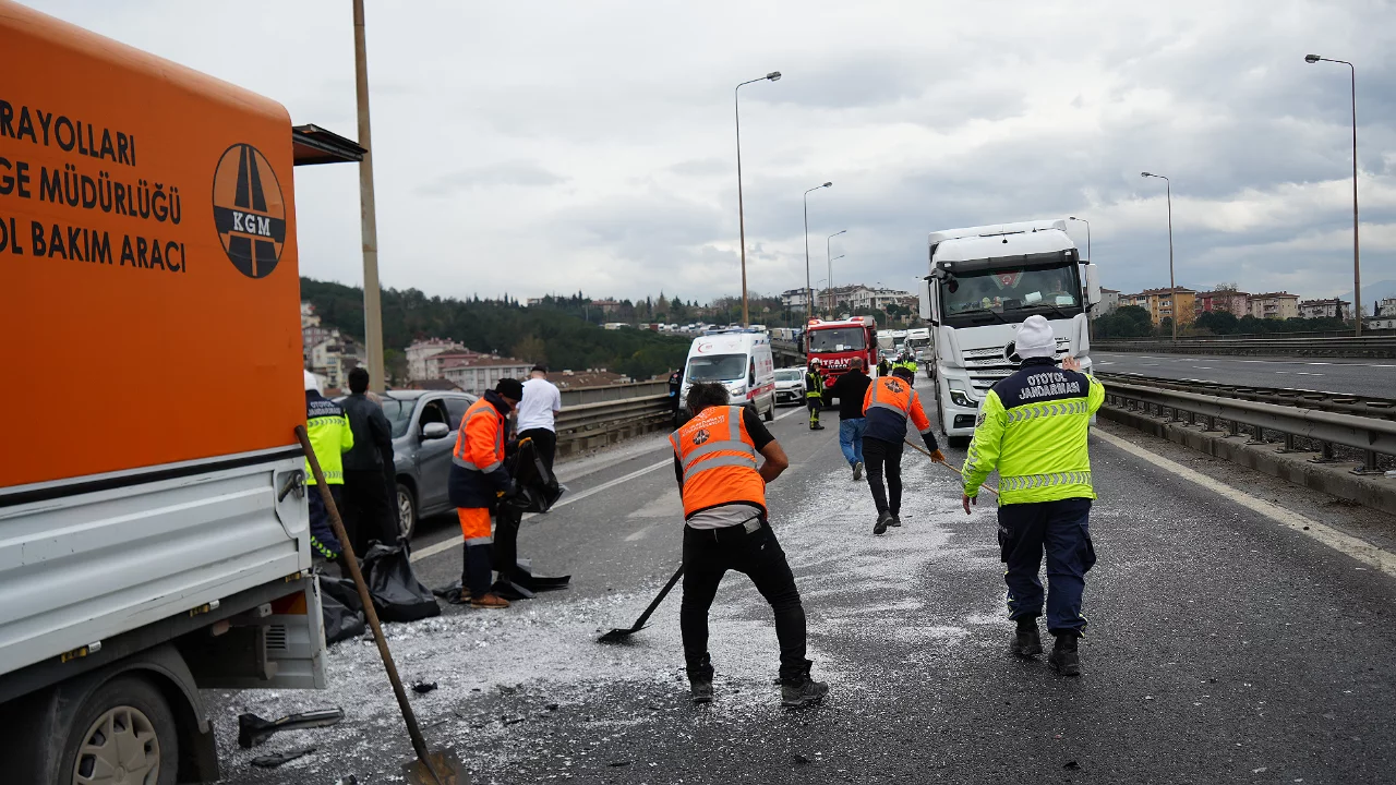 Yola d&ouml;k&uuml;len atıklar sonucu zincirleme kaza, 7 ara&ccedil; birbirine girdi