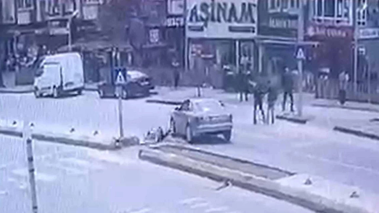 Otomobilin &ccedil;arptığı yaya savruldu