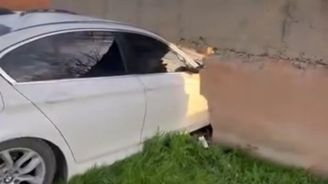 Otomobil ihata duvarına &ccedil;arptı: 1 yaralı