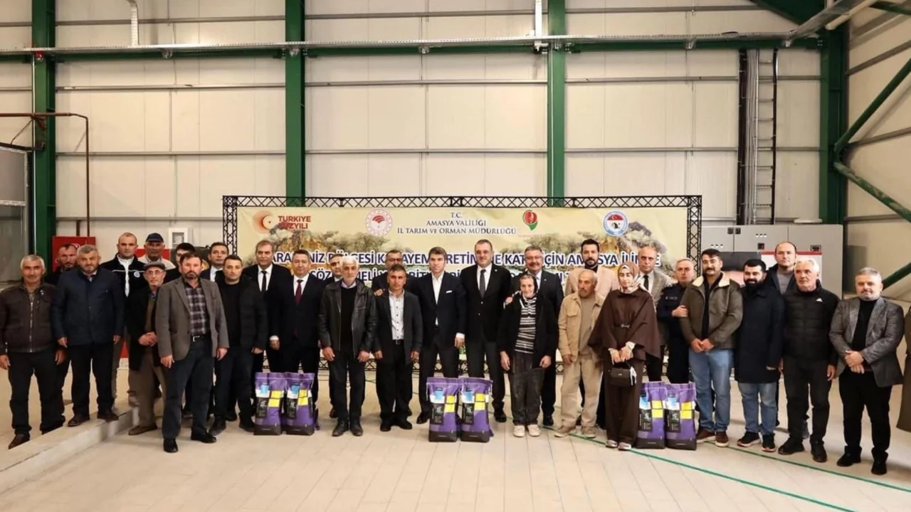 Amasya'da &ccedil;ift&ccedil;ilere 16 bin kilo yonca tohumu desteği