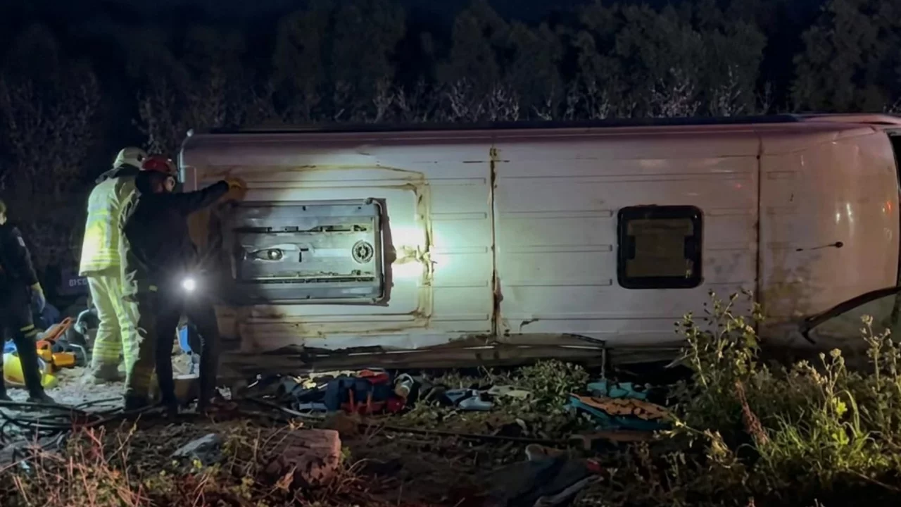 Bursa'da feci kaza! Yolcu dolu midibüs devrildi: Ölü ve...