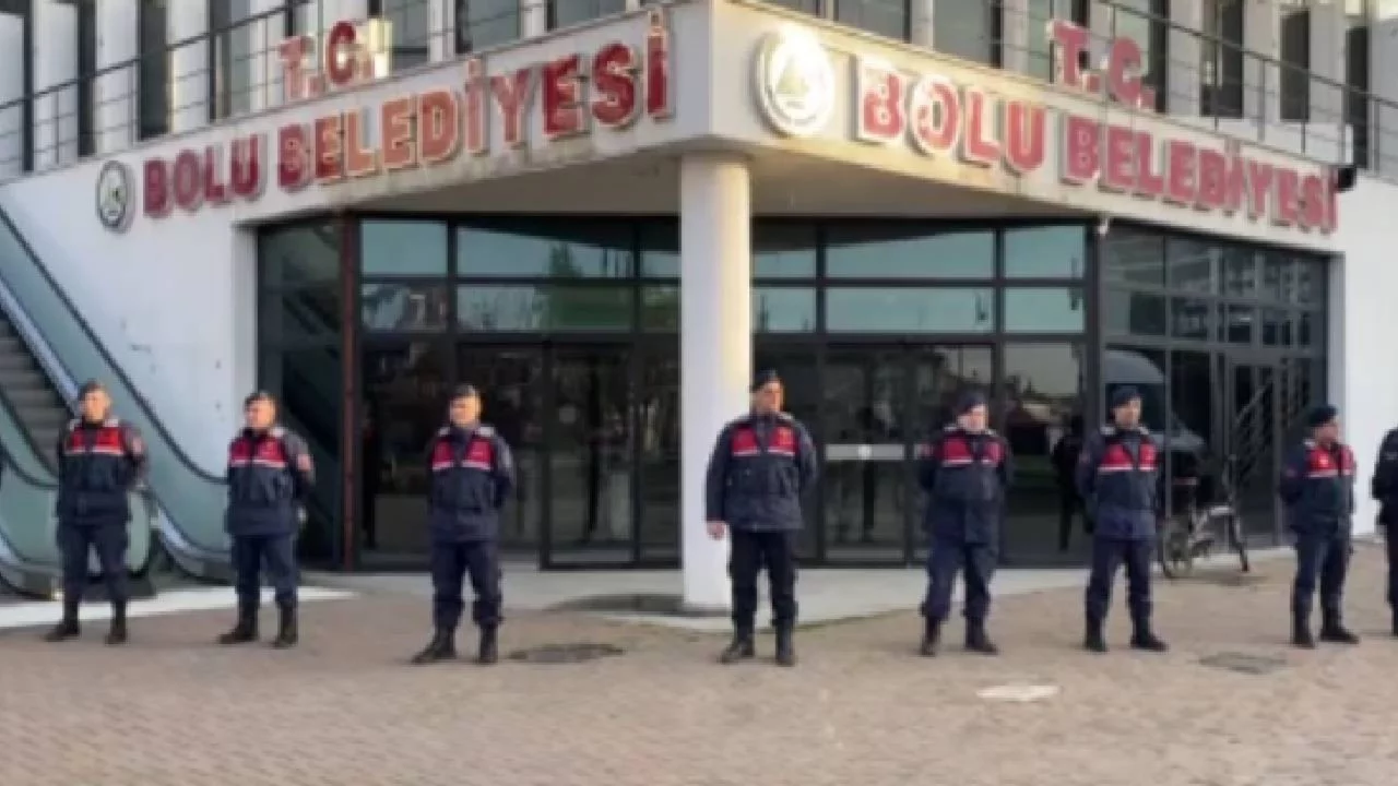 Bolu Belediyesi'ne operasyon: Ekipler binada arama yapıyor