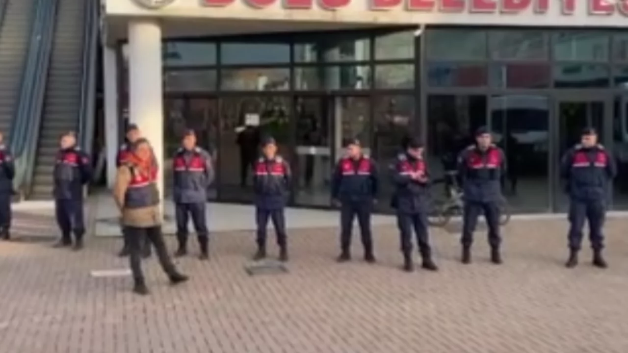 Bolu'da sıcak saatler! Jandarmalar belediye binasında