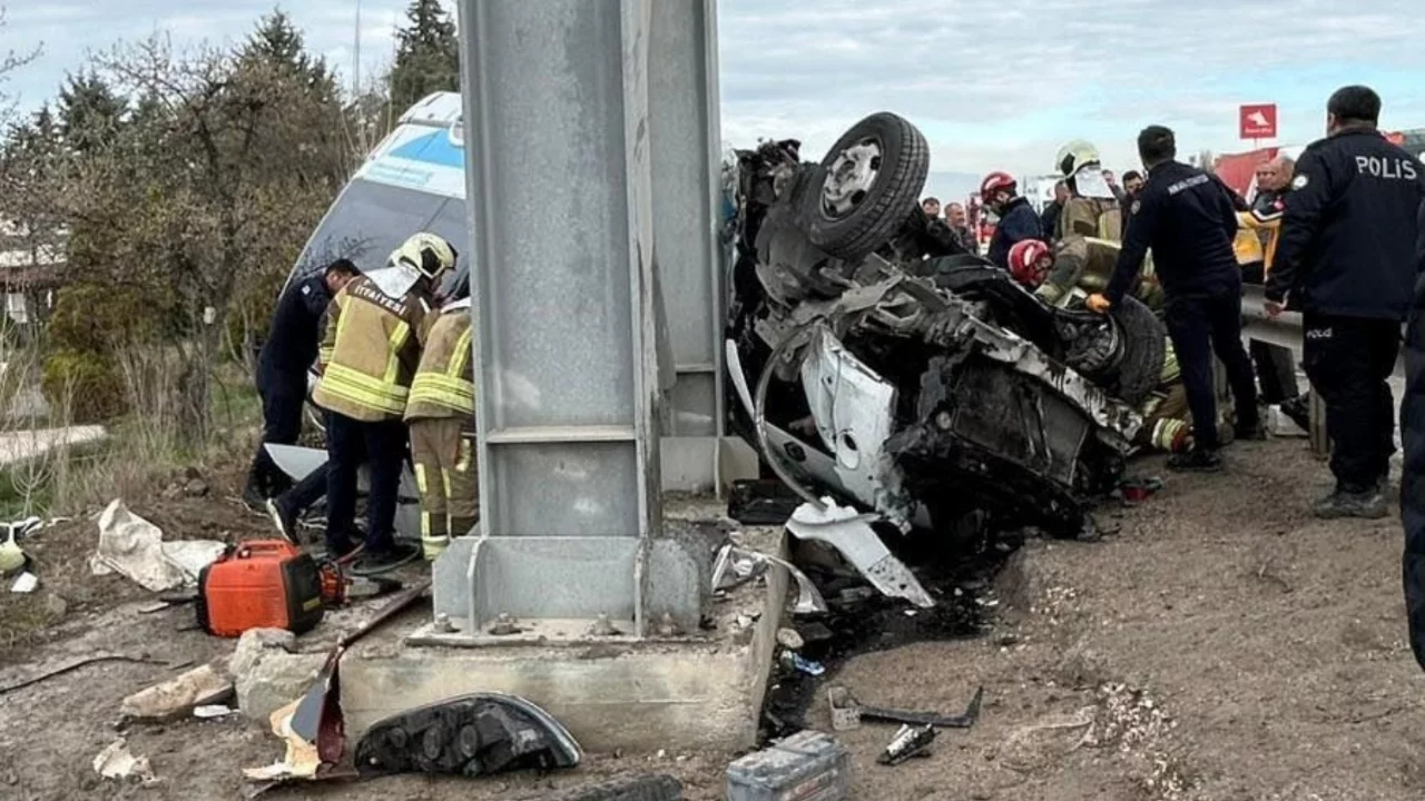 Katliam gibi kaza! Özel halk otobüsü üst geçide çarptı:...