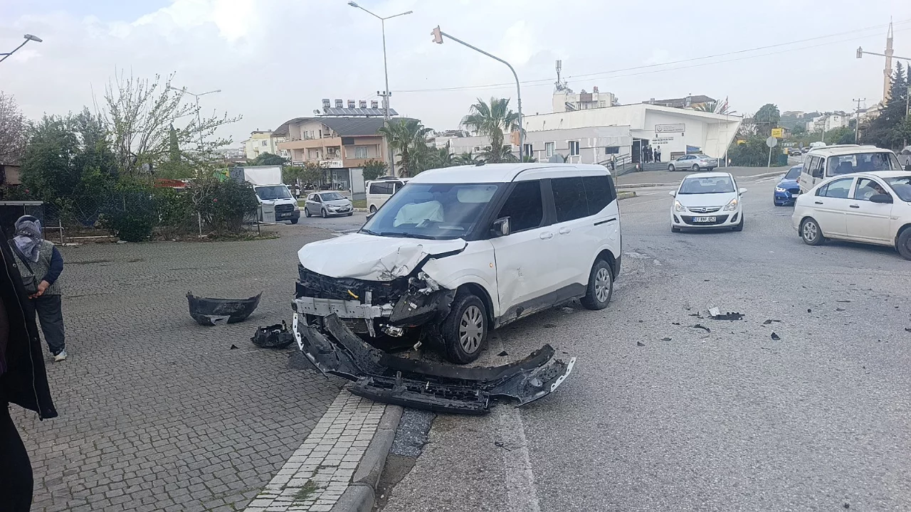 Hafif ticari araçla çarpışan otomobilin sürücüsü yaralandı