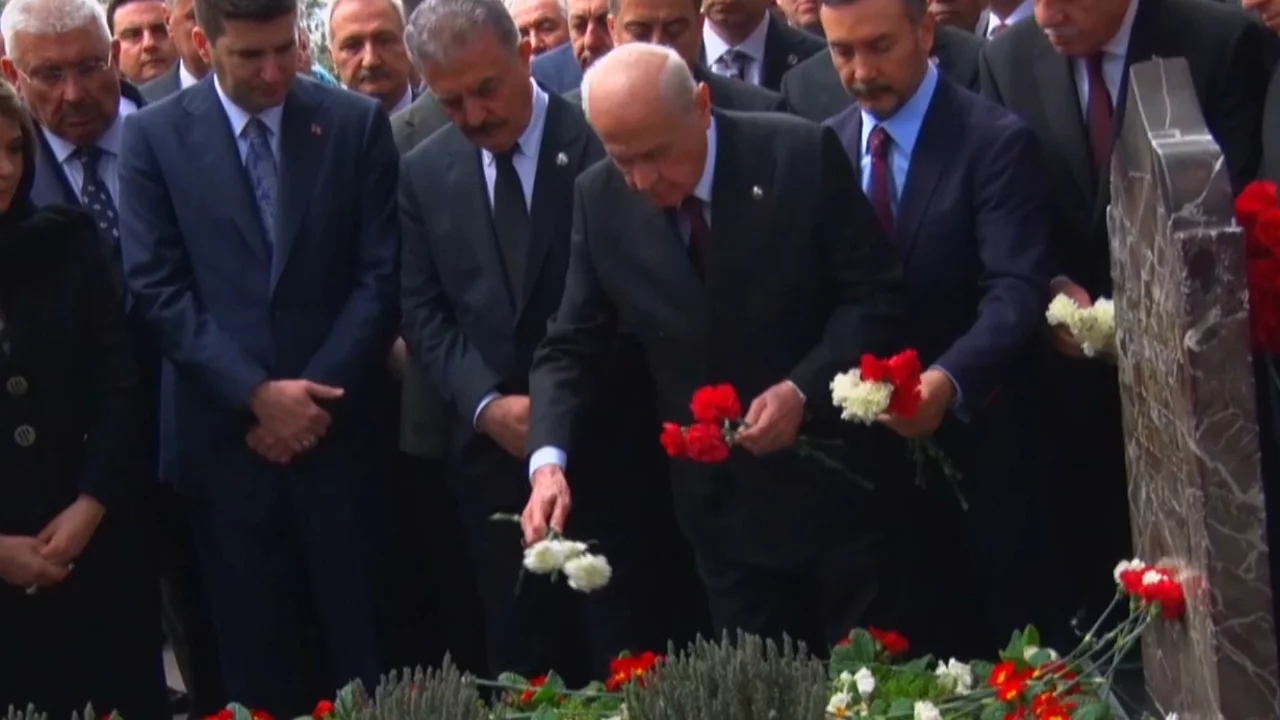 MHP lideri Bahçeli'den Türkeş'in kabrine ziyaret