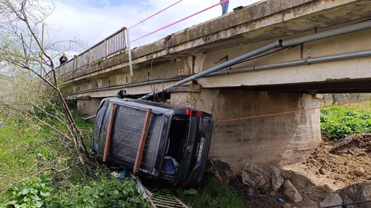 Bursa'da köprüde korkunç kaza! Araç dereye uçtu...