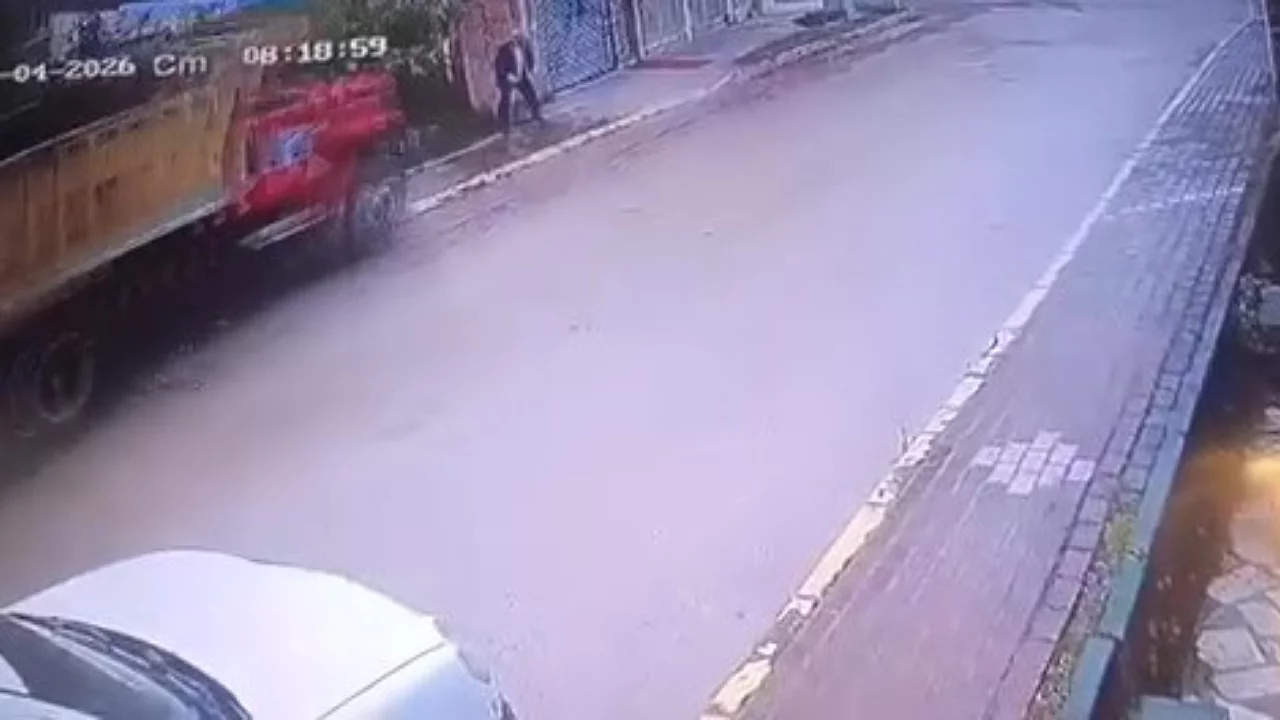 Hafriyat kamyonu dehşet sa&ccedil;tı! Yaşlı adam feci şekilde can verdi