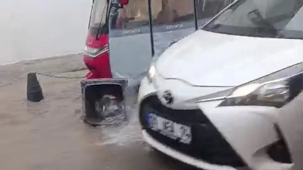 İzmir'i sağanak vurdu! Cadde ve sokaklar g&ouml;le d&ouml;nd&uuml;