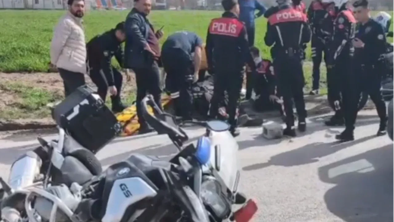 Ehliyetsiz yola &ccedil;ıktı, iki polis memurunu yaraladı