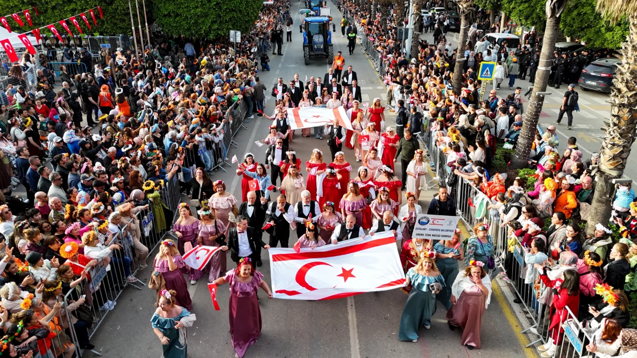 Portakal &Ccedil;i&ccedil;eği Karnavalı'nda renkli kortej