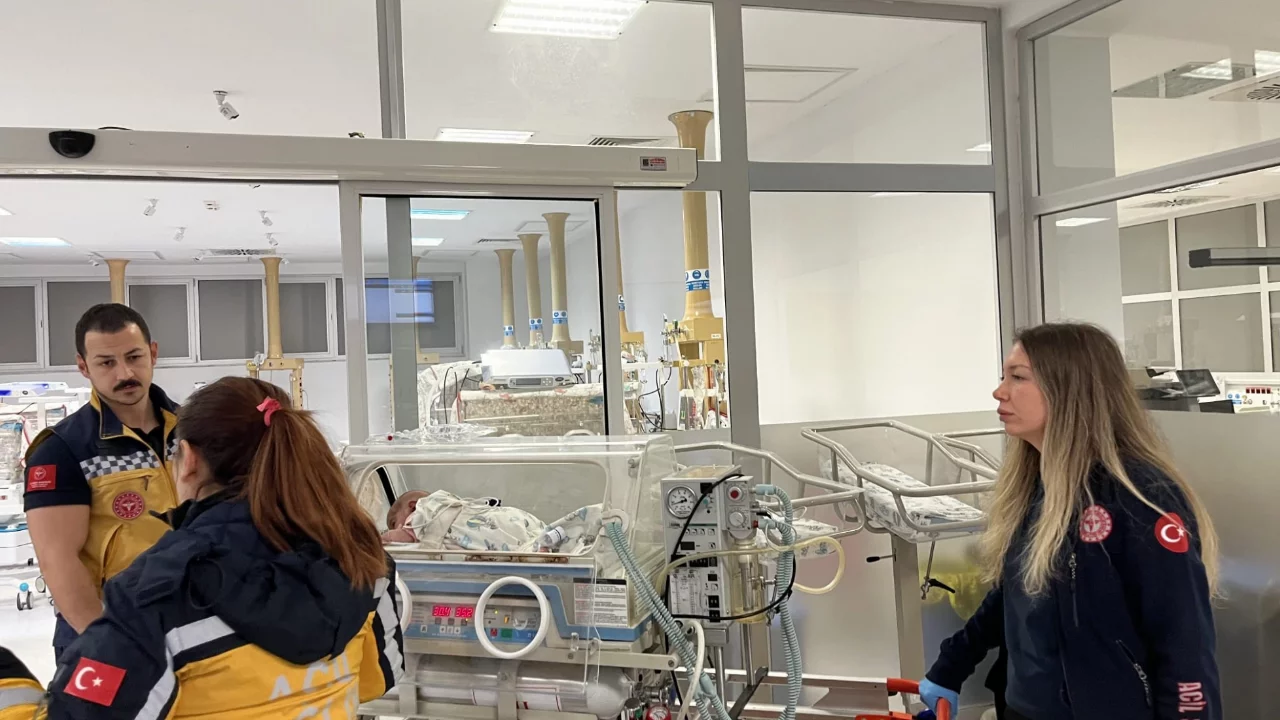 &Ccedil;anakkale'de 54 g&uuml;nl&uuml;k bebek u&ccedil;ak ambulansla Ankara'ya sevk edildi