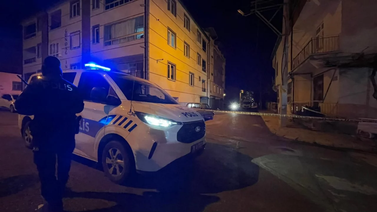 T&uuml;fekle rastgele ateş a&ccedil;ıldı: Sa&ccedil;malar otomobil ile binaya isabet etti