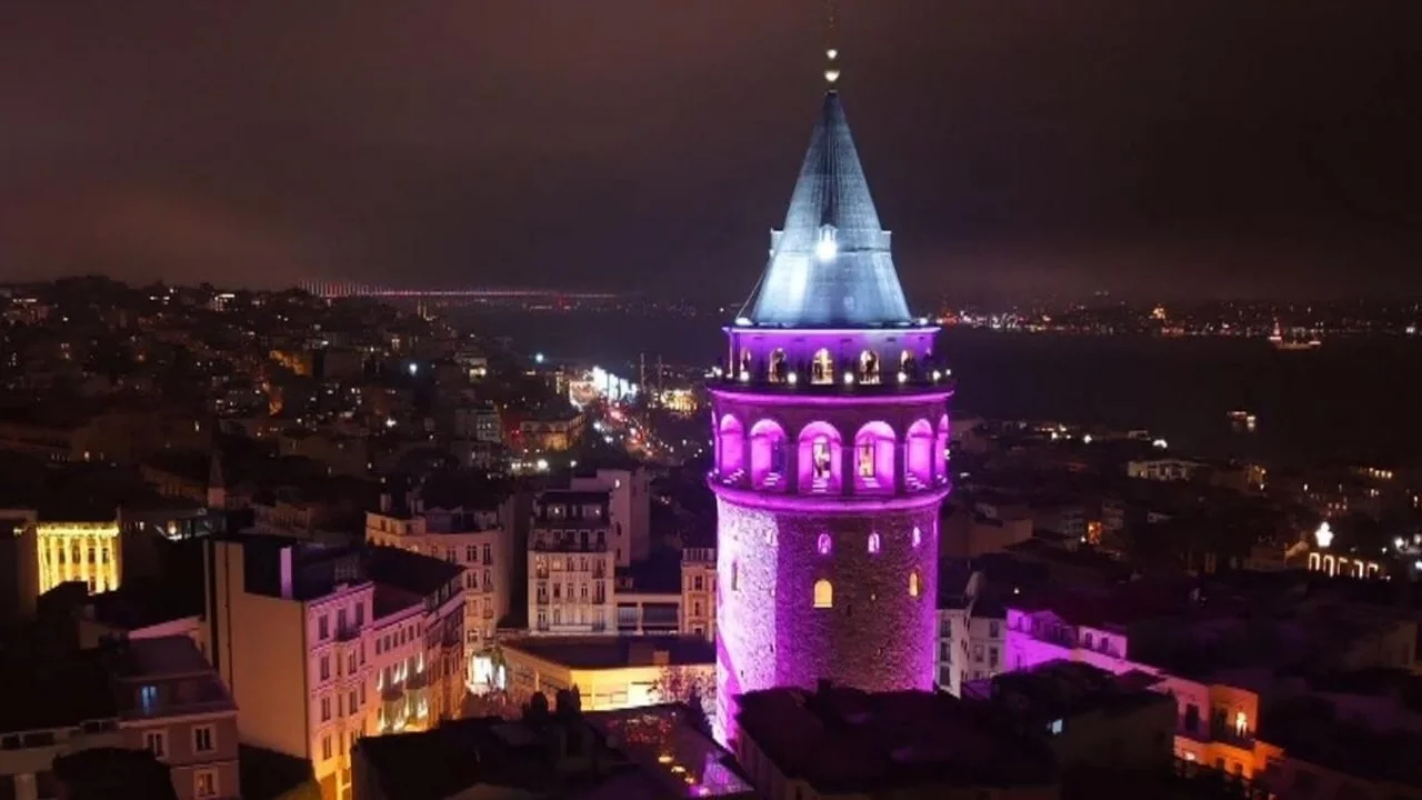 Galata Kulesi renk değiştirdi