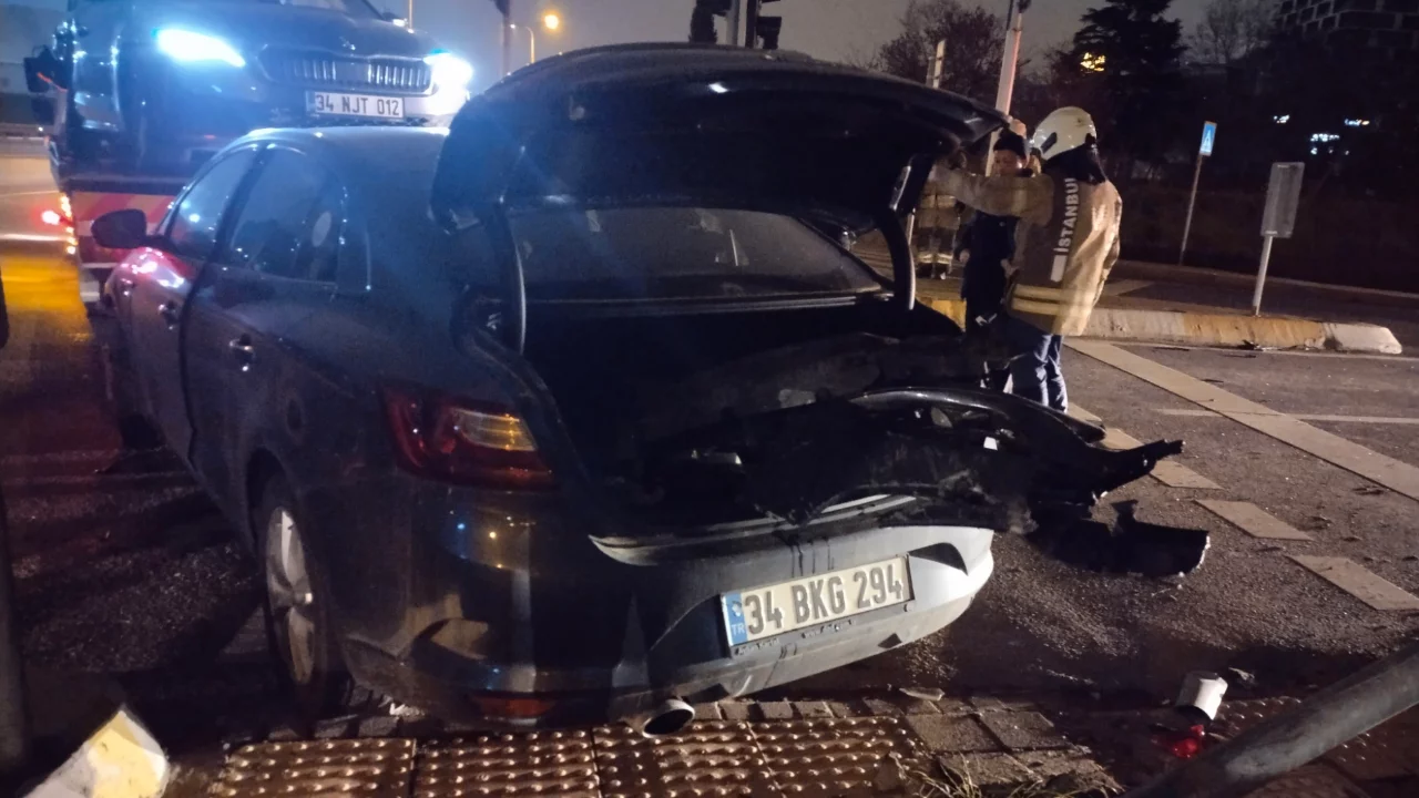 Gece yarısı kaza! İki otomobil &ccedil;arpıştı: 2 yaralı