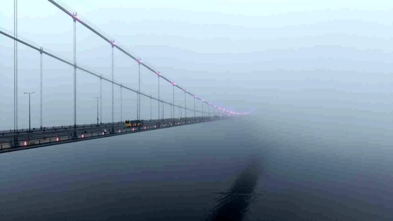 İstanbul Boğazı'nda sis! G&ouml;z g&ouml;z&uuml; g&ouml;rm&uuml;yor...