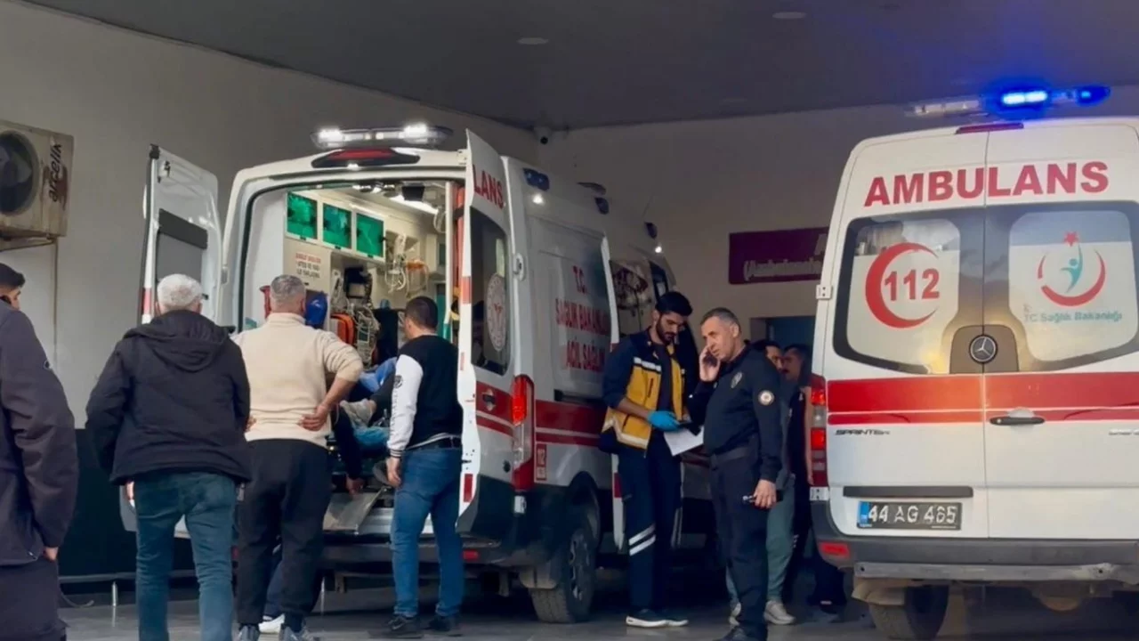 Bı&ccedil;aklı kavgada 2 kardeş yaralandı