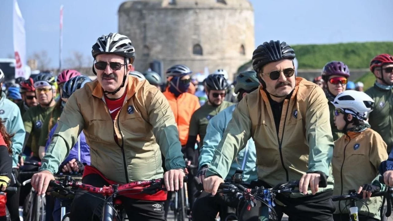 &Ccedil;anakkale'de 1050 bisikletli şehitlere saygı s&uuml;r&uuml;ş&uuml; ger&ccedil;ekleştirildi