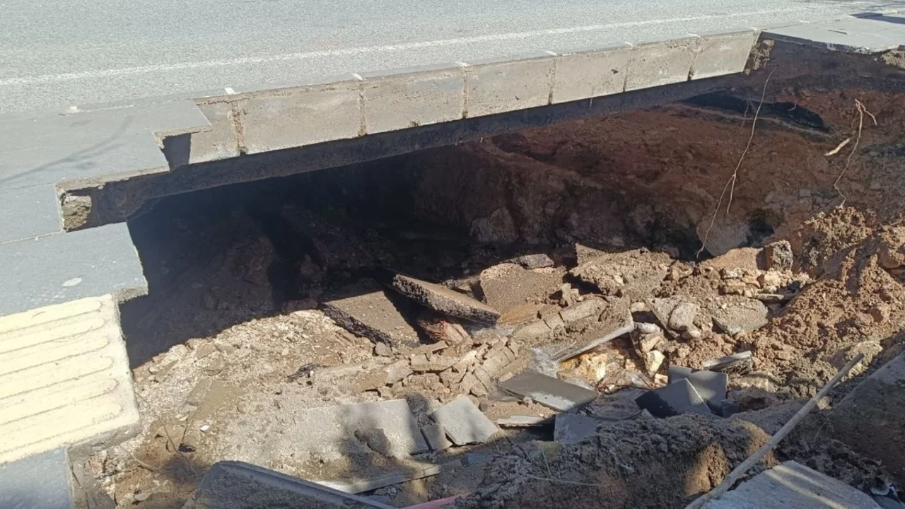 Siirt'te kaldırım &ccedil;&ouml;kt&uuml;; yol trafiğe kapatıldı