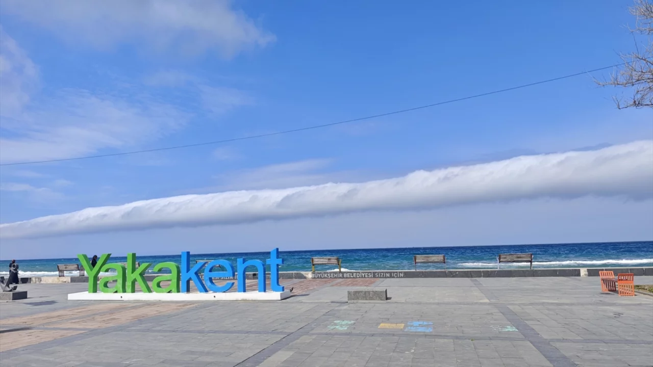 Karadeniz'de nadir g&ouml;r&uuml;len rulo bulut oluştu