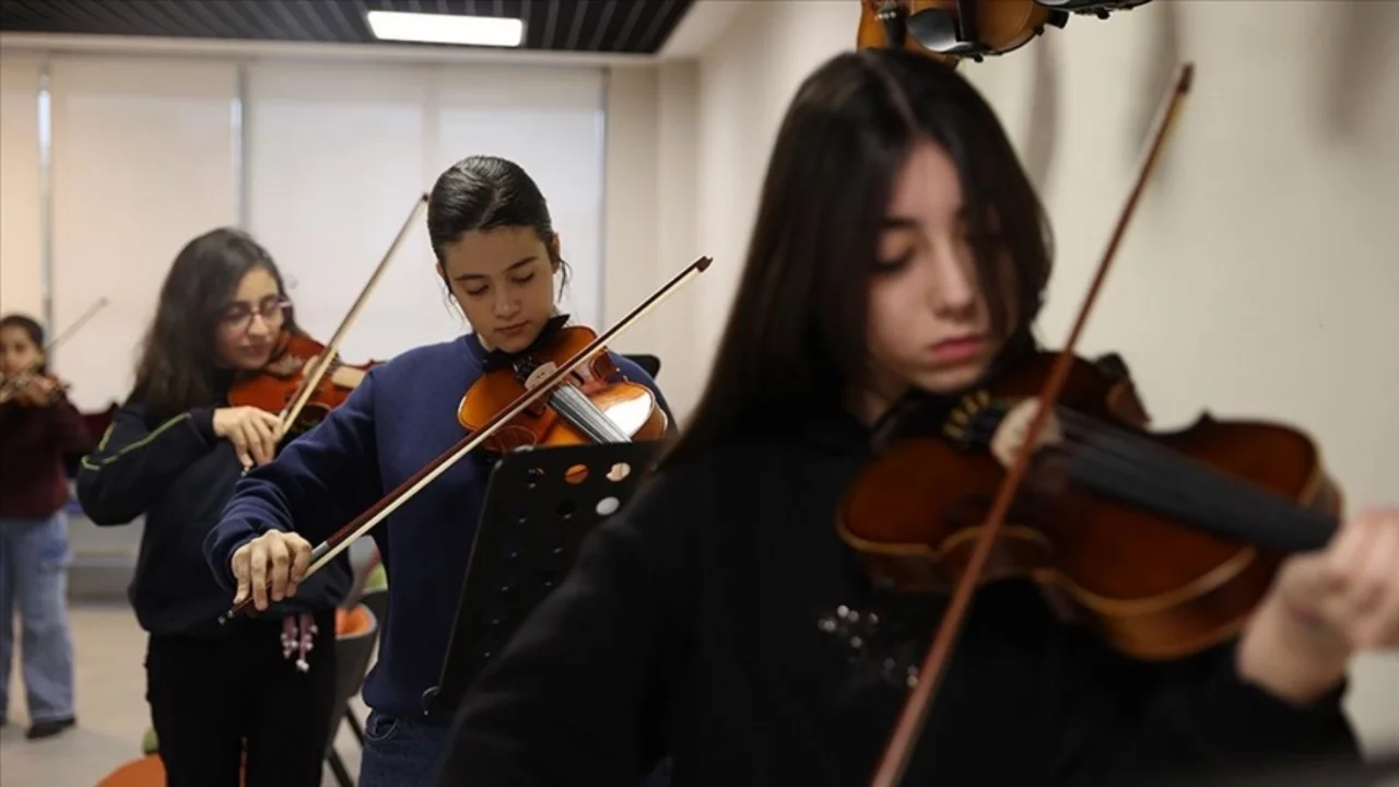 Mardin'in &ccedil;ok dilli m&uuml;zik k&uuml;lt&uuml;r&uuml; Sanat Akademisi ile yaşatılıyor