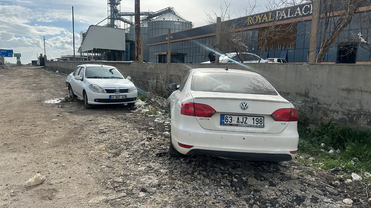Otomobil yayaya &ccedil;arptı: 1'i ağır 2 yaralı
