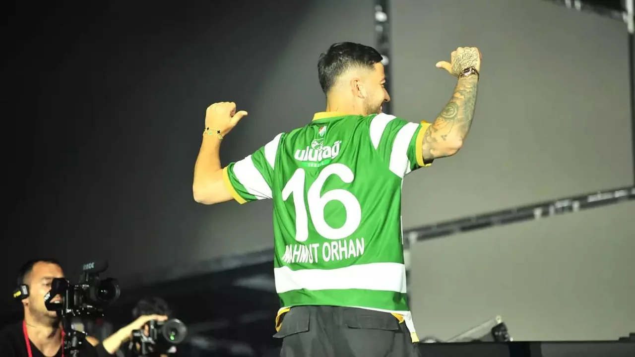 Dünyaca ünlü sanatçıdan Bursaspor paylaşımı!