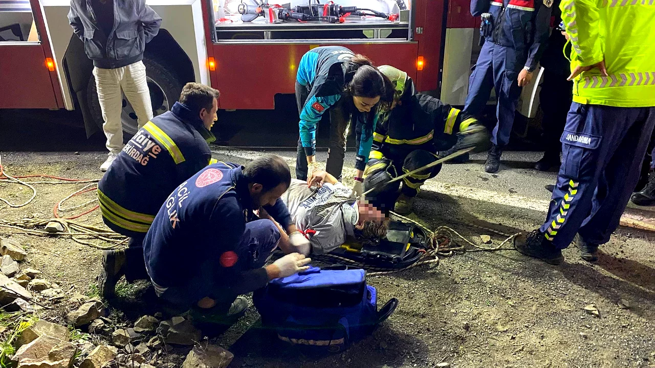 U&ccedil;urumdan deniz kıyısına yuvarlanan otomobilde 3 kişi yaralandı