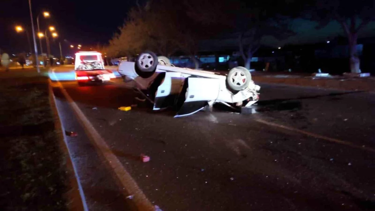 Şanlıurfa'da otomobiller &ccedil;arpıştı: 2 &ouml;l&uuml;, 5 yaralı