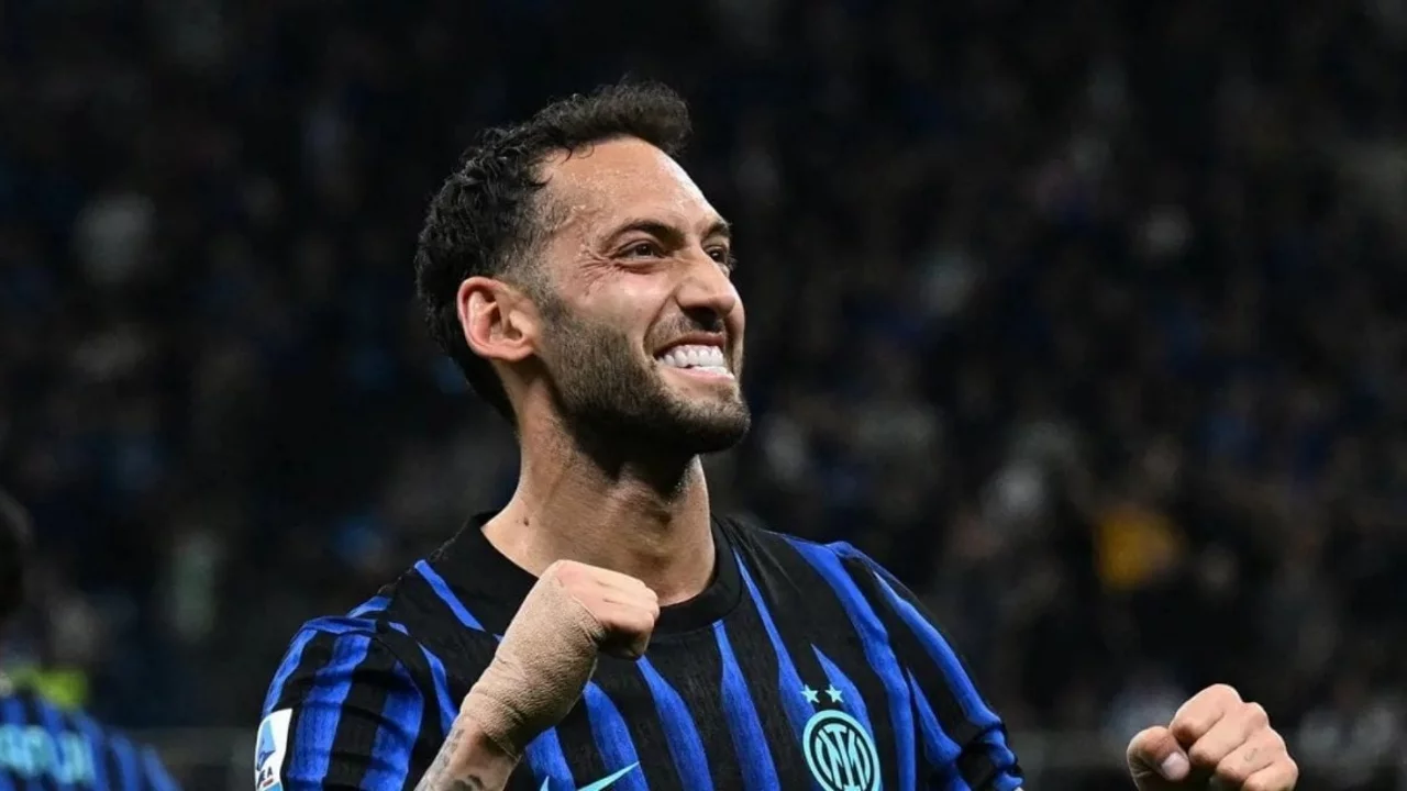 Hakan &Ccedil;alhanoğlu'nun f&uuml;zesi İtalya'yı salladı